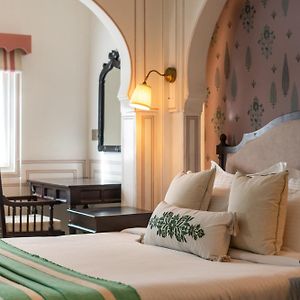 Deluxe Queen Suite