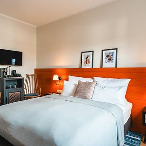 Zimmer mit Kingsize-Bett