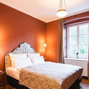 Zimmer mit Kingsize-Bett