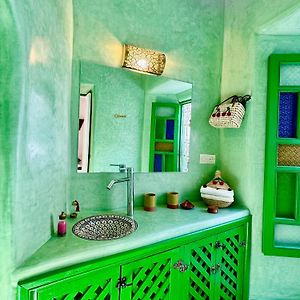 Deluxe Double Room Shower