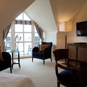 Zimmer mit Kingsize-Bett