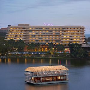 Cinnamon Lakeside