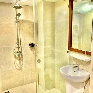 Deluxe Double Room Shower