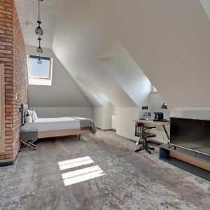 Zimmer mit Kingsize-Bett im oberen Stock
