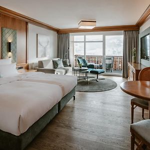 Großes Zimmer mit Kingsize-Bett