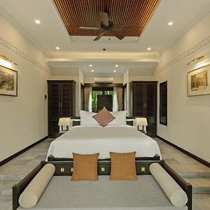 Premium Suite bathtub
