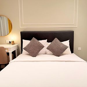 Deluxe One-Bedroom Apartment