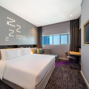 Urban Zimmer mit Kingsize-Bett