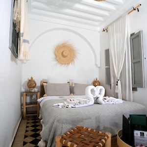 Riad Nelia Double Standard
