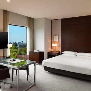 Deluxe King Room Club Access