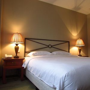 Deluxe One-Bedroom Apartment