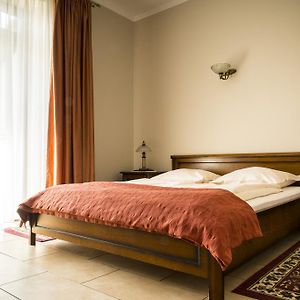 Pokój z łóżkiem king-size