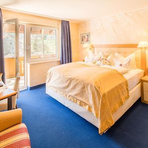 Zimmer mit Kingsize-Bett