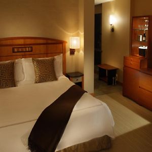 Club Queen Room