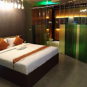 Zimmer mit Kingsize-Bett