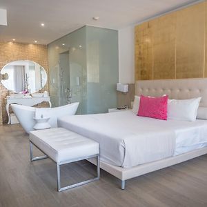 Deluxe Suite Platinum Pool Access