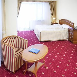 Zimmer mit Kingsize-Bett