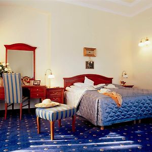 Zimmer mit Kingsize-Bett