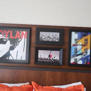 City Queen Room