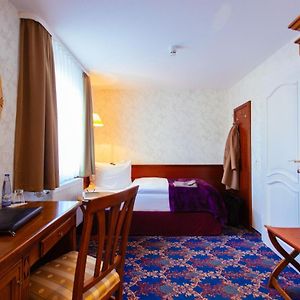 Zimmer mit Kingsize-Bett