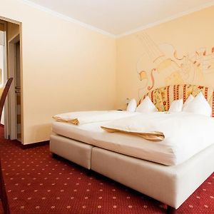 Zimmer mit Kingsize-Bett