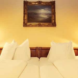 Zimmer mit Kingsize-Bett