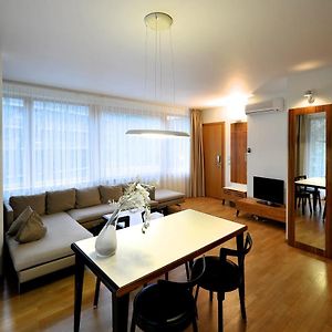 Luxury Two-Bedroom Apartment Cottage Spa Access Detached building