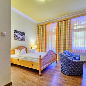 Zimmer mit Kingsize-Bett