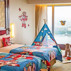 Super Wings-themed River View Room