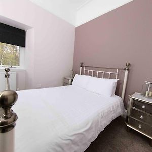 Kleines Zimmer mit Kingsize-Bett