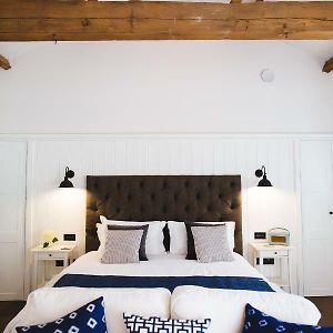 Deluxe King Room Coach House