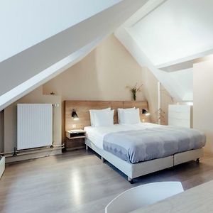 Zimmer mit Kingsize-Bett auf dem Dach