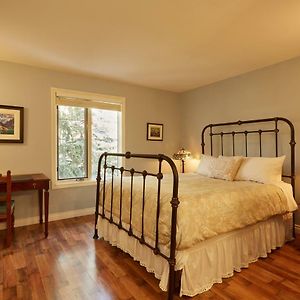 Deluxe Queen Room Assiniboine