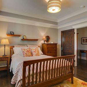 Deluxe Queen Suite