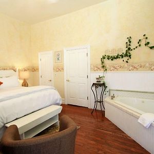 Deluxe Suite Spa Bath