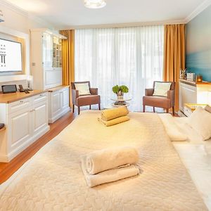 Zimmer mit Kingsize-Bett