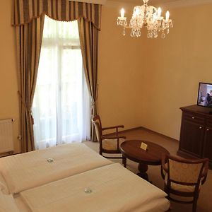 Zimmer mit Kingsize-Bett