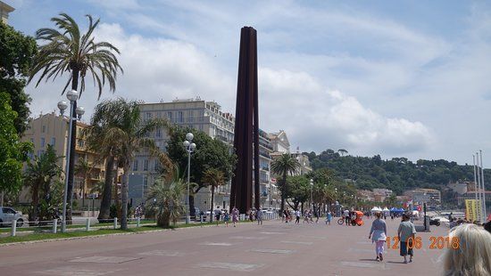 Neuf lignes obliques