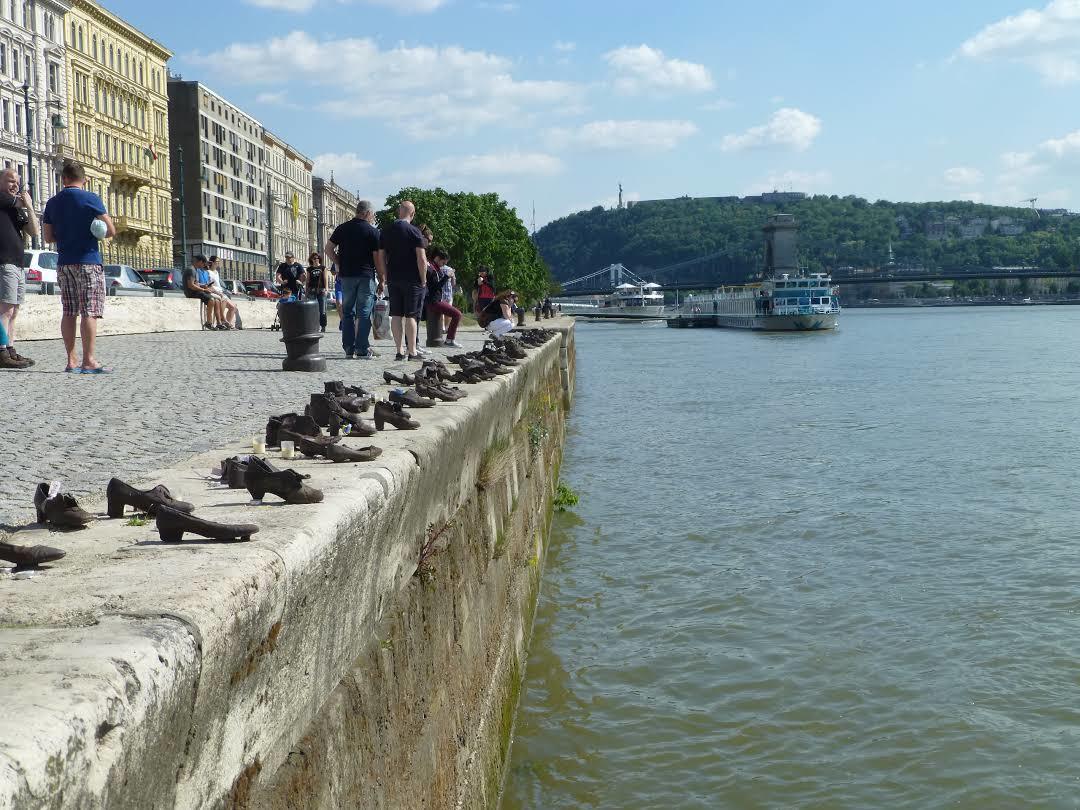 Schuhe am Donauufer