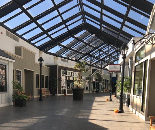 Shoppes at Harbor Village