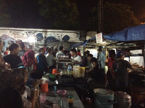 Bebek Goreng Tugu Pahlawan